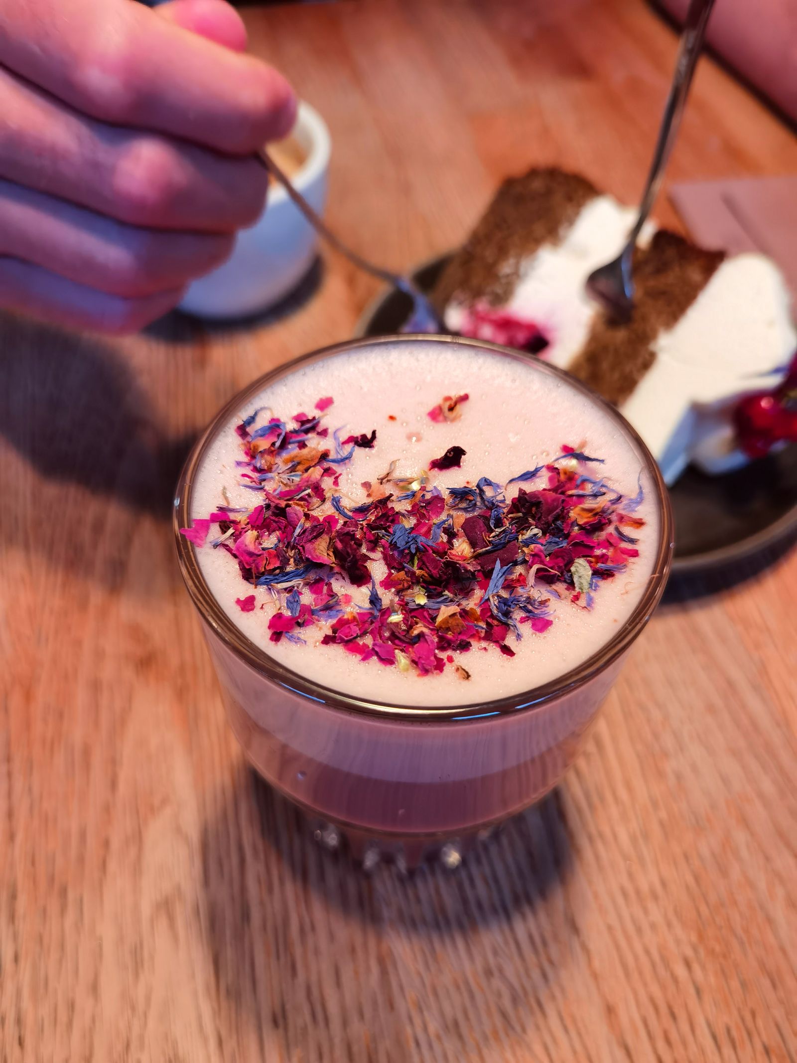 Paars gelaagd ube-drankje op een warme cafetafel